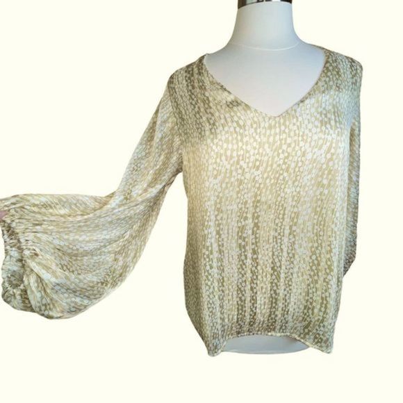 Tyche, Balloon Sleeve V-Neck Blouse - Picture 3 of 17